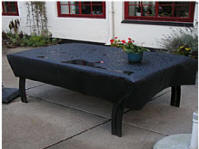 Palleh�tter til ude- og indebrug. Palleh�tter bliver opfundet af Benny Ingildsen i 2002.Arbejdsomr�der; Palleh�tterne er lavet i naturgummi og produceres i m�lene 80 cm bred, 120 cm lang og 40 cm dyb. Da h�tterne er elastiske vil disse standardm�l opfylde de fleste behov.. Muligheder med palleh�tter: Indd�kninger af tage, Indd�kninger af byggematerialer, Overd�kning til cykler, knallerter, biler eller campingvogne, Overd�kninger til b�de, eller sagt med andre ord - Det er kun fantasien der s�tter gr�nsen. Palleh�tter bliver opfundet af Benny Ingildsen i 2002. Med r�dderne dybt begravet inden for byggebranchen, havde Benny Ingildsen ofte oplevet problemer med at opbevare bygningsmaterialer udend�rs p� forsvarlig og langtidsholdbar vis. Der var s�ledes ikke langt fra ideen til produktionen, og i dag omfatter kundekredsen virksomheder inden for de fleste brancher, men stadig prim�rt byggebranchen. 