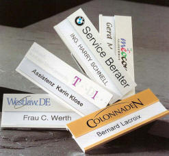 Reversskilte i ekstruderet plast og aluminium med Deres logo og navn indgraveret eller trykt - leveres direkte fra v�rkstedet p� f� dage.