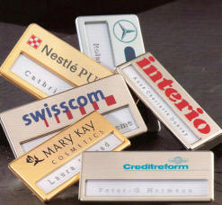 Type �rektangel� med afrundede hj�rner. Metallegeret plast. Dess.: 363167036 St�rrelse 70 x 36 mm.