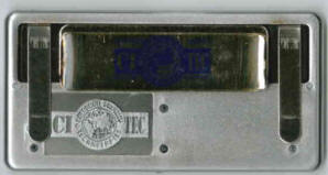 Type �rektangel� med afrundede hj�rner. Metallegeret plast. Dess.: 363167036 St�rrelse 70 x 36 mm.