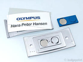 Magnet standard; Badgepoint - Name tag systems - We make your name visible fra Dansk Erhvervsbeklædning. - som Standardprodukter, Individuelle produkter, og som Brancheløsninger: Navneskilte, Reversskilte, Bordskilte, Kampagneskilte, Badge, med tryk og gravering, efter opgaven.