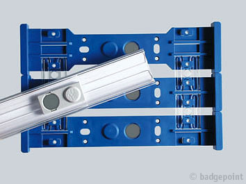 Badgepoint - Name tag systems - We make your name visible fra Dansk Erhvervsbeklædning. - som Standardprodukter, Individuelle produkter, og som Brancheløsninger: Navneskilte, Reversskilte, Bordskilte, Kampagneskilte, Badge, med tryk og gravering, efter opgaven.