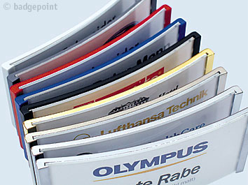 Badgepoint - Name tag systems - We make your name visible fra Dansk Erhvervsbeklædning. - som Standardprodukter, Individuelle produkter, og som Brancheløsninger: Navneskilte, Reversskilte, Bordskilte, Kampagneskilte, Badge, med tryk og gravering, efter opgaven.