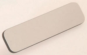 1841633009 NAVNESKILT i resopal, s�lv med sort tekst. P�monteret sikkerhedsn�l.&nbsp; 