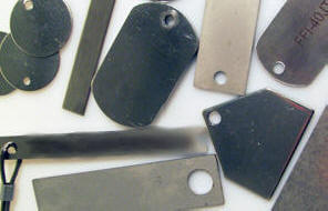 MASKINSKILTE med logo, tekst og navn, efter opgave - til brug for m�rkning, p� maskiner og ledningsnet - graveret og tryk i sm� og st�rre oplag, samt salg og fremstilling af tag- og skilteserier til industrien.