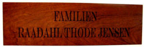38416 33085. D�rskilt. M�l: 15 cm x 45 cm x 2 cm. Tr�sort: mahogni. Andet efter Deres opl�g og krav. 