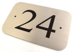 3841633088. Skiltet er fremstillet i rustfrit b�rstet 316 st�l. Dimension 22 x 14 cm, med rundede hj�rner. Tykkelse 2mm&nbsp;