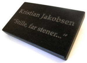 38416 33087 Mindeplade i granit. Dimension: 25 x 15 cm. Tykkelse: 30 mm.. Materiale: Sort granit. Eksemplet her er anvendt som pr�mie i DR P3�s program "DEN SK�VE SKOLE". http://www.dr.dk/P3/pensum/artikler/20080626135331.htm