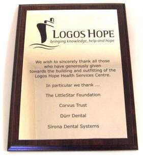 38416 33093. Mindeplade med standard tr�plade i poleret MDF-plade. Dimension: 30 x 23 cm.. Tykkelse: 15 mm. St�lplade rustfri h�jglanspoleret 316st�l.