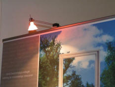 Illuminator lampen er en specialdesignet lampe, der har til form�l at belyse plancher eller plakater, der er monteret p� en fritst�ende stander.