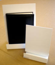 Brochureholder model P110 i hvid akryl.