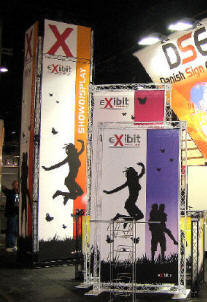 EXIBIT showdisplay; EXIBIT showdisplay er et letv�gtssystem som g�r det s�rdeles let at bygge displayl�sninger til bannere og storformat print, produkt branding, messe stande, showrooms, pr�sentationer, butikker, shop-i-shop koncepter, etc. uden brug af v�rkt�j.