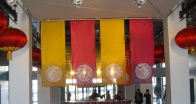 Medier baggrunde ... til ude og inde ... Bannere ... i net, pvc og som block out. Bordduge ... Pallesvøb ... National- og reklameflag ... Andre bannere ...