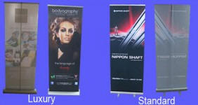 Roll up og Pop Up ... til ude og inde. Roll up bannere ... Pop ud bannere ... Pop up bannere ...