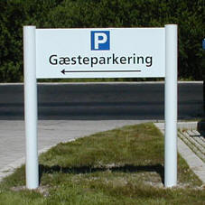 Skiltestander i lakeret aluminium.