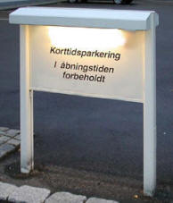 Skiltestander i galvaniseret jern, skilteplader i lakeret aluminium.