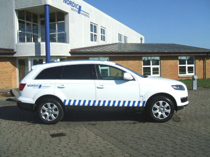 Audi Q7, total indpakket i hvid folie, efterfølgende dekoreret med refleksfolie. Godt håndværk og gode materialer - forenet med kreativitet.