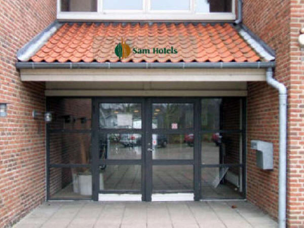 Aluminium, st�l, tr�, plast og folio, som udsk�rne tekster med og uden lys.