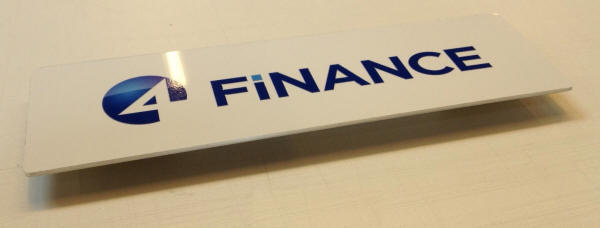 Facadeskiltning udført på hvid baggrund i Plansystem New Line-serien. Her et eksempel på en leverance til 4finance i København