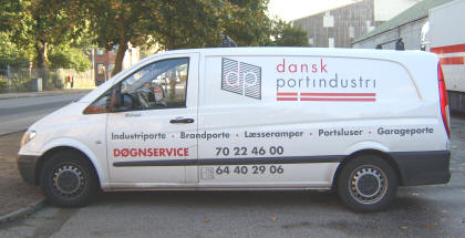 Udskårne tekster og logos - Bilreklamer med tekst i folie og på print, som enkeltopgaver eller som systemer efter opgave.