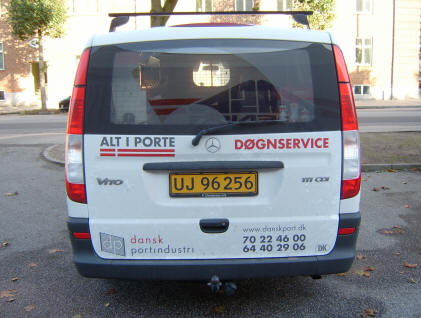Udsk�rne tekster og logos - Bilreklamer med tekst i folie og p� print, som enkeltopgaver eller som systemer efter opgave.