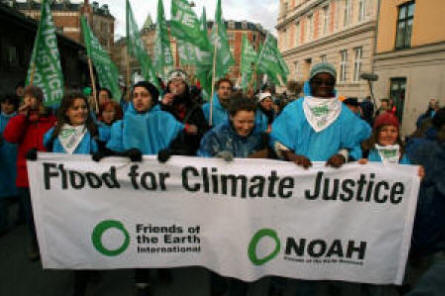 Friends of the Earth Europe og M ilj�gruppen NOA skriver bl.a.: Vi har v�ret meget glade for de flag og bannere I leverede! Det har v�ret en meget hektisk tid for os. NOAH har aldrig st�et for s� store opgaver som op til og under COP15. Vi samlede over 5000 (snarere 8000) til vores Flood for Climate Justice, stod for overnatning til 2000 personer, og havde en stor finger med i spillet p� Klimaforum, hvor der var 190 m�der, 50 udstillinger, 30 film, musik fra hele verden, teater m.m.. Herudover havde vi 10 akkrediterede til selve forhandlingerne i Bella Center.