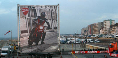 Stilladsreklamer, indpakning af huse og hegn mm