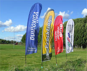KLIK HER for at se eksempeler på Beachflag med en højde på 475 cm. en evident indgangsvinkel til promotion - eller Udstillingssystemer Klistermærker Facadebanner Storformatprint Magnetskilte Spændbanner Stofbanner Streamers Kalkebanner Beachflag Etiketter Netbanner Flag Plakater