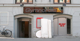 Skiltning kan v�re overfl�dig. t�nk p� de farverige indslag fra gr�nthandlerens, der med markiser og det store, farvesprudlende, vareudbud, yder sit farverige indslag i gadebilledet. Aluminiumsskiltning med udfr�sede logobogstaver - og indlagt acryl, til sikring ag effekt og lys.