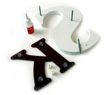 PVC og acrylbogstaver monteres med stag og  snapfix.