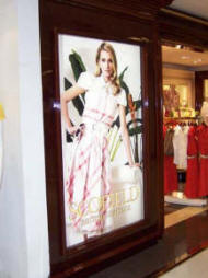 479 Baggrundsbelyst display systemer forbedre grafik af lysende billederne bagfra, og dermed vise billedet mere klart.