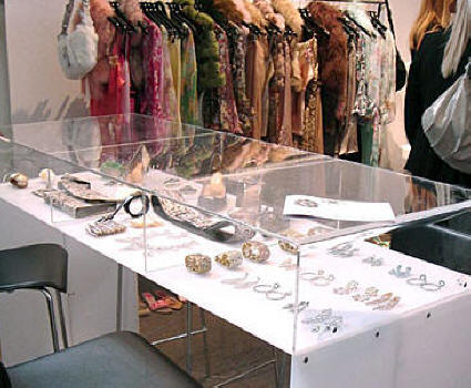 Salgsdisplays. Acryldisk med bord lavet i opal og "montre" monteret ovenp� med �ben bagrum bagtil