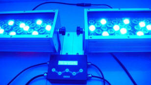 Med LEDlys kan flere dioder sidde beskyttet i fordybninger p� et skilt, der best�r af ovenn�vnte sandwichplade og herfra udsende et elegant og effektfuldt lys, bagud i form af coronalys og fremad i form af indirekte lys i et skilts karakterer.