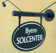 Galgeskilte med tekster og logo i folie og gravering