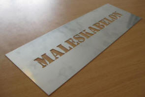 Malerskabeloner fremstilles typisk i 0,5 mm rustfri stål.