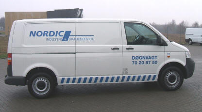 Udskårne tekster og logos - Bilreklamer med tekst i folie og på print, som enkeltopgaver eller som systemer efter opgave.