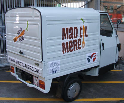 Alt er muligt - de små løsninger tager vi ofte med det samme. Denne Piaggio, APE 50 , er leveret til Landbrugsrådet i forbindelse med en event, og dekoreret til lejligheden. Event- messe og cafemobiler, med individuel reklame, efter opgave.