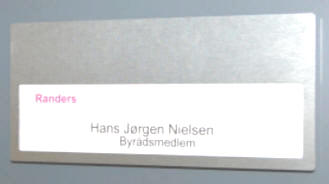 Newline med udskiftlig tekster, til væg montering