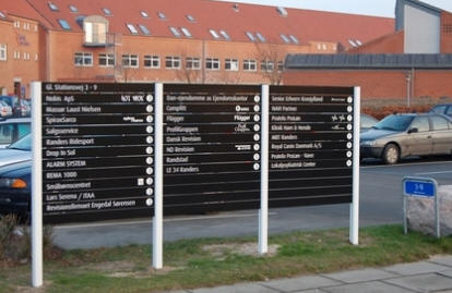 SAFARI - er et udendørs skiltesystem i hvidlakeret eller anodiseret aluminium.