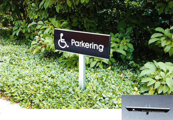 Jazz parkeringsstander i natur anodisere aluminium. Her vist i 120 x 500 mm., med buet front og foliemonteret tekst