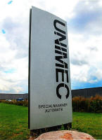 Exclusive pylon i naturanodiseret aluminium, her illustreret i 1500 x 3000 mm.