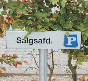 Plan P-stander i natur anodiseret aluminium.