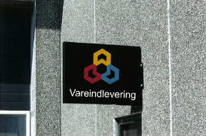 Vingepylon i formatet 600 x 900, indfarvet sort i prelakeret aluminium
