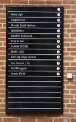 Base vægpylon som informationstavle - her 700 x 1250 mm.. med folietekst.