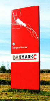 Lakeret Base planpylon 1400 x 5000 mm. med foliereklame eftermonteret