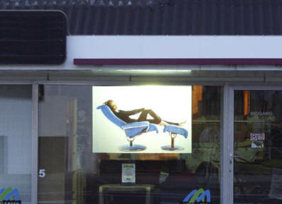 Projicering på butiksruder kan give mulighed for at nå helt ud på gaden med budskaberne