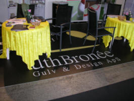 Teknikken danner baggrund i en fem meters enhedsproduktion baseret p� digital UV-inkjet printere, &nbsp;hvilket anses for det ypperligste indenfor branchen, og som er med til at sikrer at produkterne fremst�r professionelt i farver og finish - uanset budskabet..