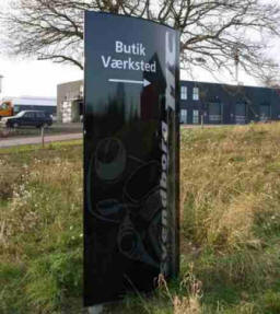 Uranus stander. Flot og funktionel stander med buede fronter. 