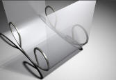 Polycarbonatpladerne b�jes og monteres p� det modul�re rammesystem - sp�ndingerne, der skabes i pladen, er med til at skabe en solid konstruktion med et absolut