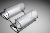 Polycarbonatpladerne b�jes og monteres p� det modul�re rammesystem - sp�ndingerne, der skabes i pladen, er med til at skabe en solid konstruktion med et absolut